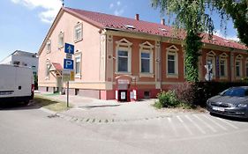 Feher Hajo Panzio Gyor
